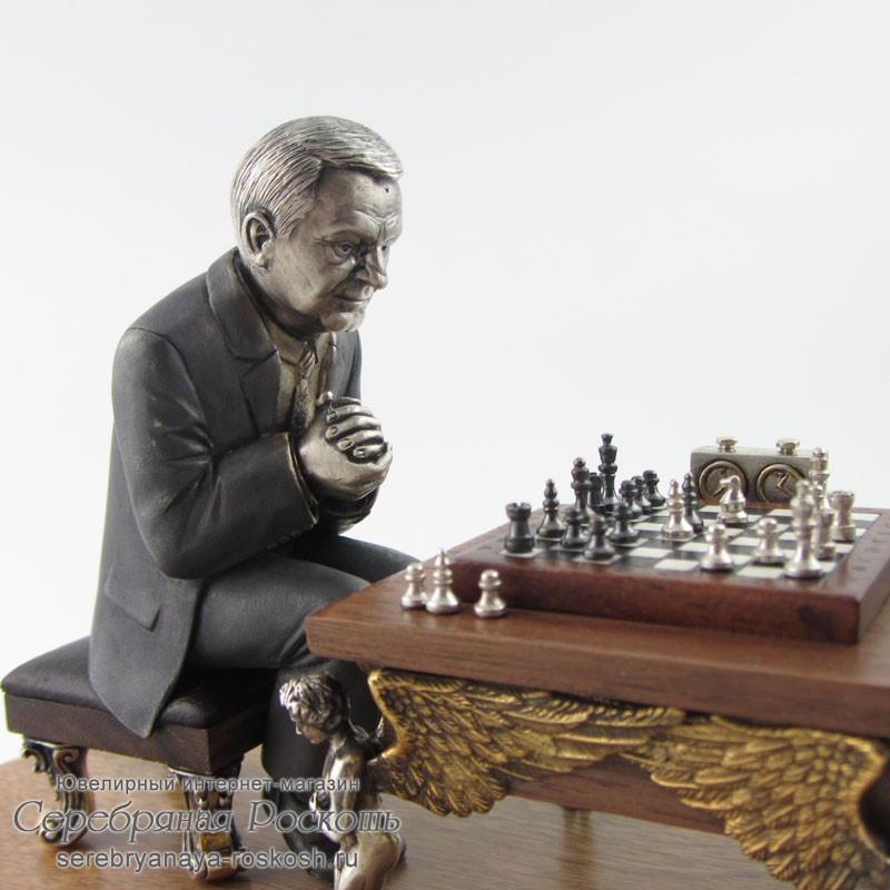 Серебряная статуэтка Шахматисты